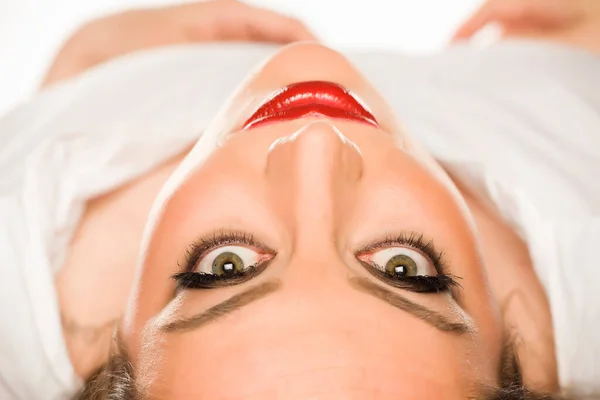Zbliżenie Portret Pięknej Kobiety Makijażu Leżącego Białym Tle — Zdjęcie stockowe