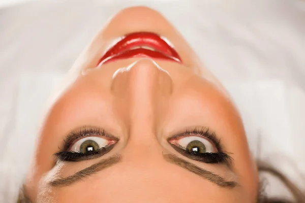 Close Retrato Mulher Bonita Com Maquiagem Deitada Sobre Fundo Branco — Fotografia de Stock