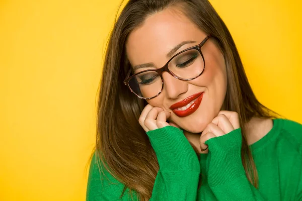 Ritratto Bella Donna Felice Con Occhiali Capelli Lunghi Sfondo Giallo — Foto Stock