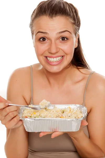 一个年轻美丽的女人吃着白种人背景的食物 — 图库照片