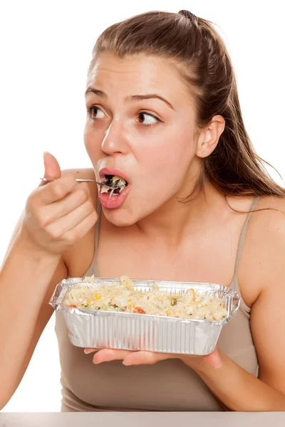 Uma Jovem Mulher Bonita Comendo Comida Para Assumir Fundo Branco — Fotografia de Stock