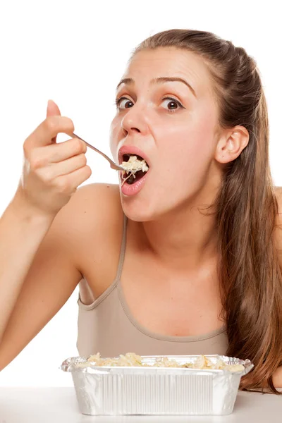 Eine Junge Schöne Frau Isst Essen Weißen Hintergrund Anzunehmen — Stockfoto