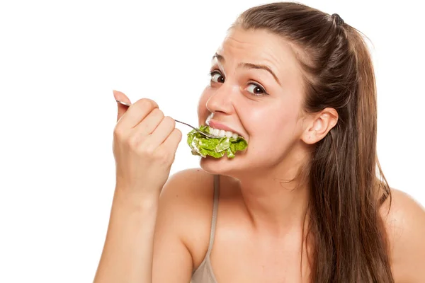 Junge Gierige Frau Isst Salat Auf Weißem Hintergrund — Stockfoto