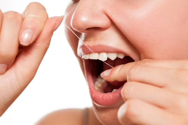 Wanita Muda Membersihkan Giginya Dengan Benang Gigi — Stok Foto