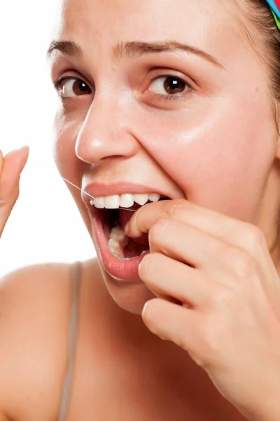 Mujer Joven Limpia Sus Dientes Con Hilo Dental — Foto de Stock