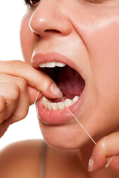 Młoda Kobieta Myje Zęby Nitką Dentystyczną — Zdjęcie stockowe