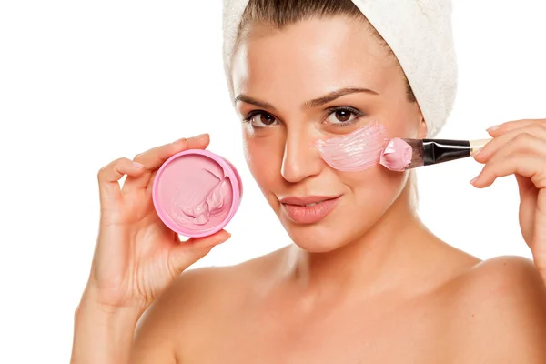 Young Beautiful Woman Applyong Facial Mask Her Face Towel Her — Stock Photo, Image