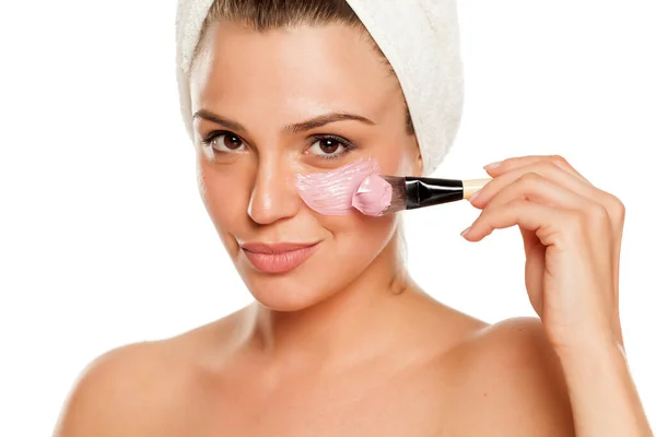 Young Beautiful Woman Applyong Facial Mask Her Face Towel Her — Stock Photo, Image