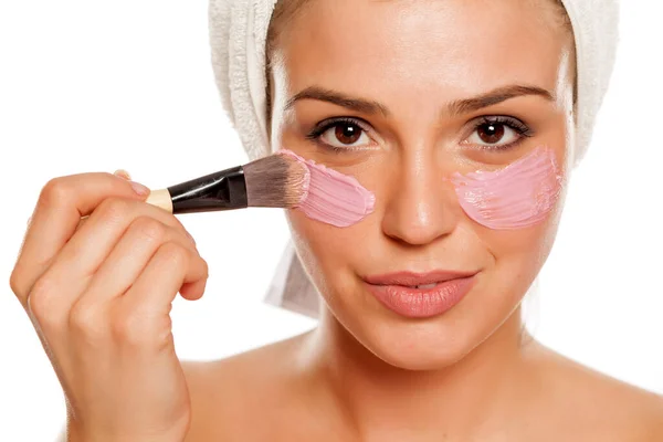 Young Beautiful Woman Applyong Facial Mask Her Face Towel Her — Stock Photo, Image