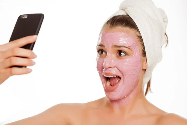 Yüzünde Maske Olan Genç Mutlu Bir Kadın Selfie Çekiyor — Stok fotoğraf