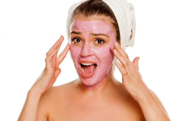 Jeune Femme Nerveuse Malheureuse Posant Avec Masque Facial Sur Son — Photo