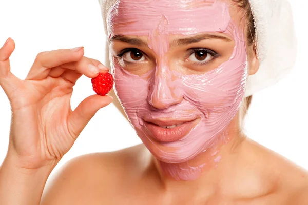 Jovem Sorrindo Mulher Posando Com Máscara Frutas Faciais Seu Rosto — Fotografia de Stock