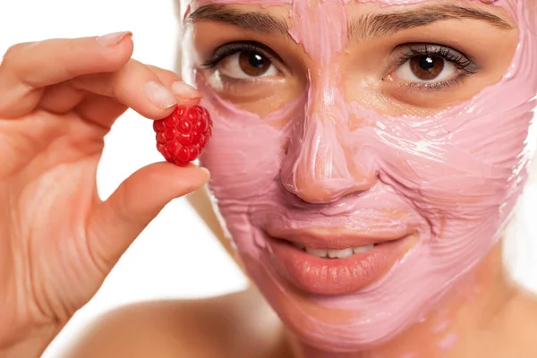 Wanita Muda Tersenyum Menyamar Dengan Masker Buah Wajah Wajahnya Dan — Stok Foto