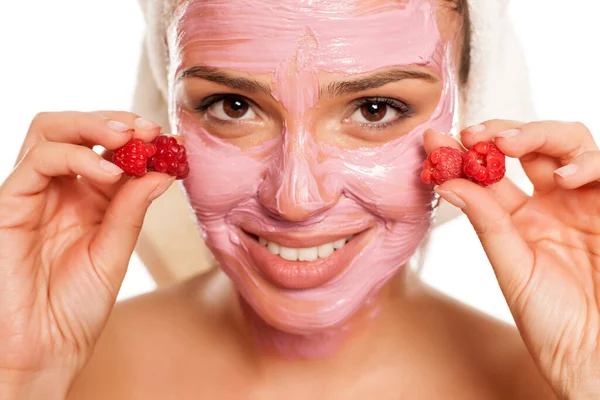 Joven Mujer Sonriente Posando Con Máscara Fruta Facial Cara Con — Foto de Stock