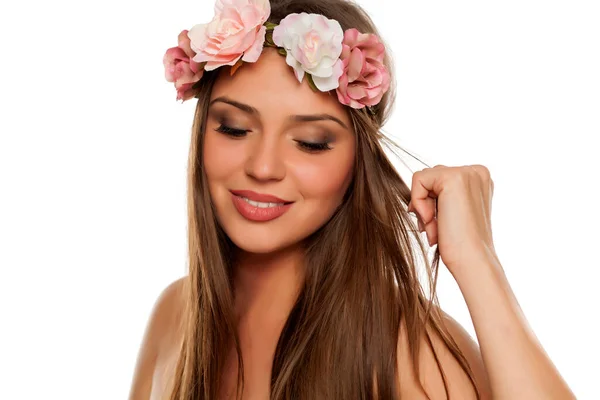 Uma Jovem Feliz Mulher Feliz Com Uma Coroa Flores Sua — Fotografia de Stock