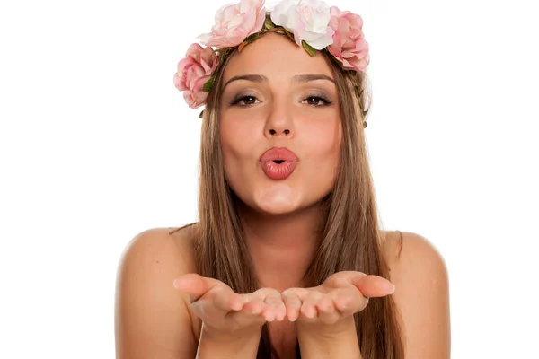 Uma Jovem Feliz Mulher Feliz Com Uma Coroa Flores Sua — Fotografia de Stock