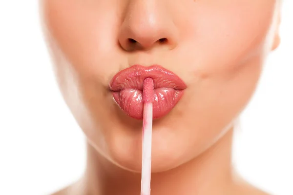 Junge Schöne Frau Trägt Einen Lipgloss Auf Ihre Lippen Auf — Stockfoto