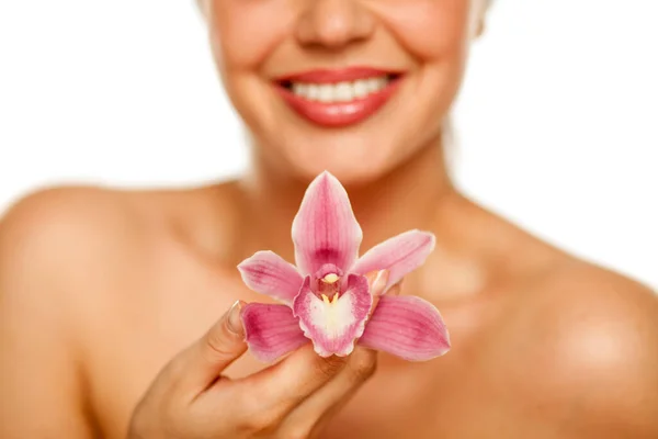 Hermosa Joven Mujer Sostener Una Orquídea Sobre Fondo Blanco — Foto de Stock