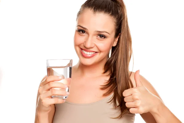 Szczęśliwa Kobieta Trzyma Szklankę Wodą Pokazuje Kciuki Góry Białym Tle — Zdjęcie stockowe