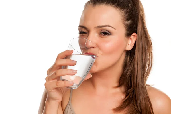 Donna Felice Beve Acqua Bicchiere Sfondo Bianco Strizza Occhio — Foto Stock