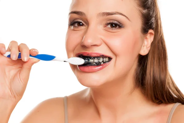 Νεαρή Γυναίκα Βουρτσίζει Δόντια Της Μαύρη Οδοντόκρεμα Από Ενεργό Άνθρακα — Φωτογραφία Αρχείου