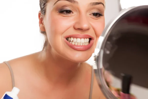 Joven Mujer Mirando Sus Dientes Espejo —  Fotos de Stock