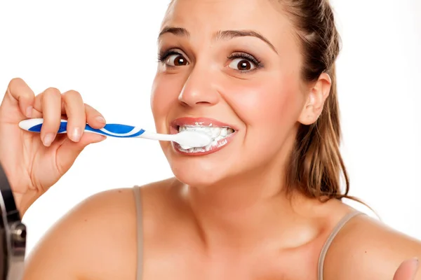 Joven Feliz Mujer Cepillarse Los Dientes Sobre Fondo Blanco —  Fotos de Stock