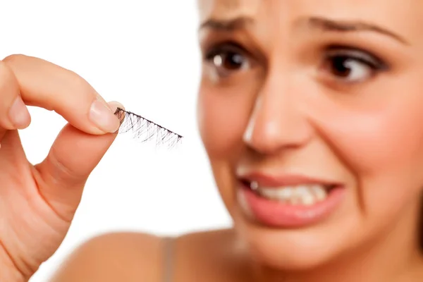 Junge Frau Zog Ihre Falschen Wimpern Auf Weißem Hintergrund Hervor — Stockfoto