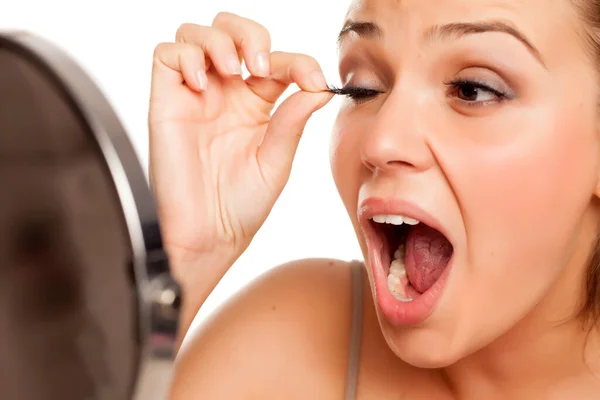 Young Woman Unstick Pull Out Her False Eyelashes White Background — Stock Photo, Image