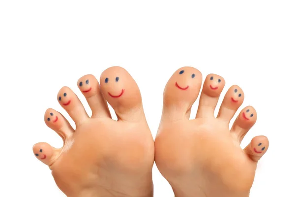 Kadın Ayağı Ayak Parmaklarına Çizilmiş Gülümsemeler — Stok fotoğraf