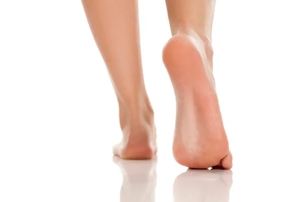 Красиво Ухоженные Босые Ноги Белом Фоне — стоковое фото