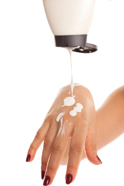 Frau Appliziert Creme Auf Ihren Händen Auf Weißem Hintergrund — Stockfoto