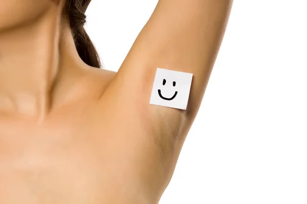 Kobieta Pokazuje Swoje Podwozie Uśmiechniętą Twarzą Białym Tle — Zdjęcie stockowe