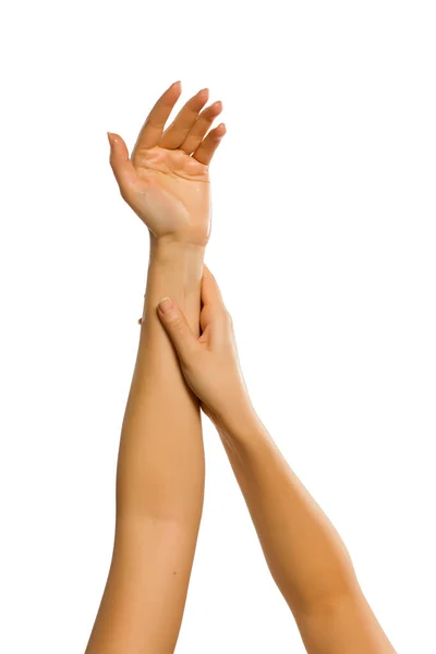Close Mãos Femininas Aplicando Creme Mão Fundo Branco — Fotografia de Stock