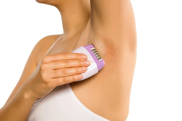 Kvinna Bort Hennes Underarm Hår Med Elektrisk Epilator Vit Bakgrund — Stockfoto