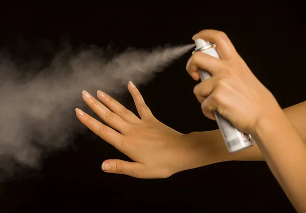 Mulher Pulverizando Spray Secagem Rápida Para Seu Esmalte — Fotografia de Stock