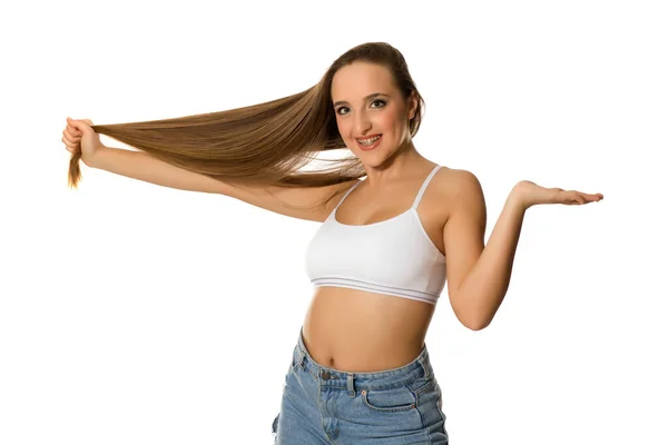 Молода Жінка Тримає Довге Волосся Білому Тлі — стокове фото