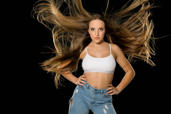 Joven Mujer Sorprendida Con Pelo Volador Muy Largo Sobre Fondo — Foto de Stock