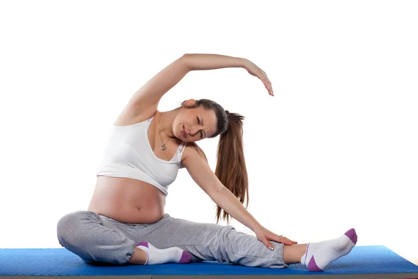 Femme Enceinte Faisant Des Exercices Sur Fond Blanc — Photo