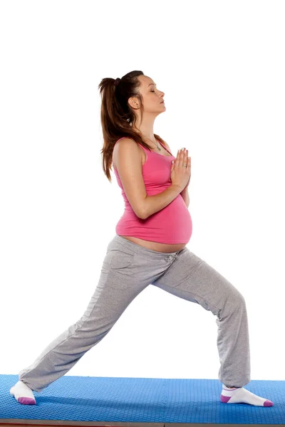 Femme Enceinte Faisant Des Exercices Sur Fond Blanc — Photo