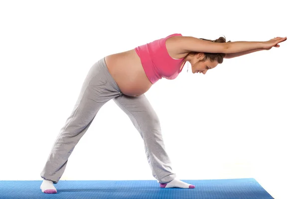 Femme Enceinte Faisant Des Exercices Sur Fond Blanc — Photo