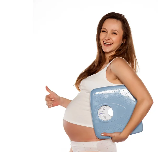 Mujer Embarazada Feliz Sosteniendo Las Escamas Sobre Fondo Blanco —  Fotos de Stock