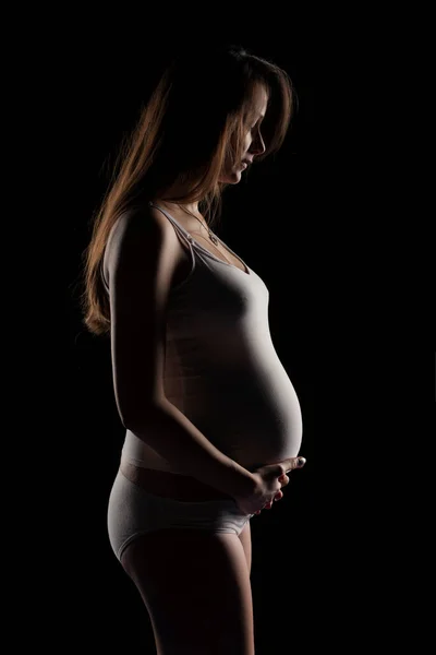 在黑暗背景下的孕妇肖像 — 图库照片