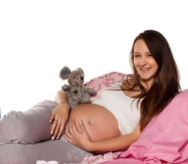 Mujer Embarazada Sonriente Posando Una Cama — Foto de Stock