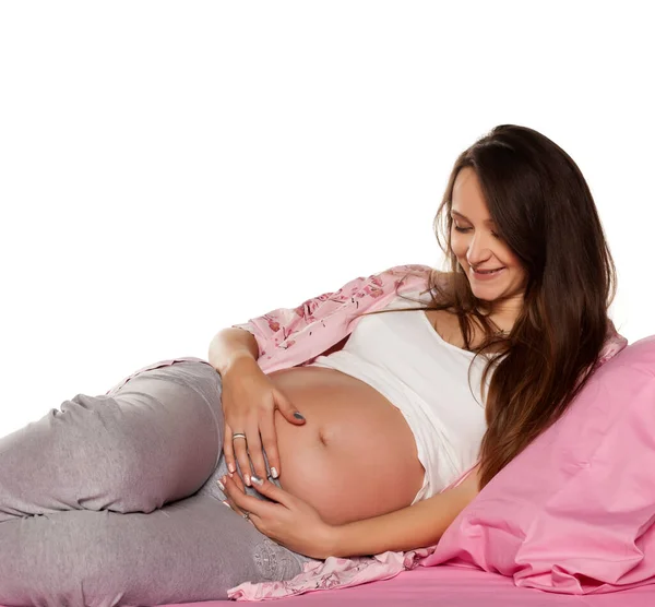 Souriant Femme Enceinte Posant Sur Lit — Photo