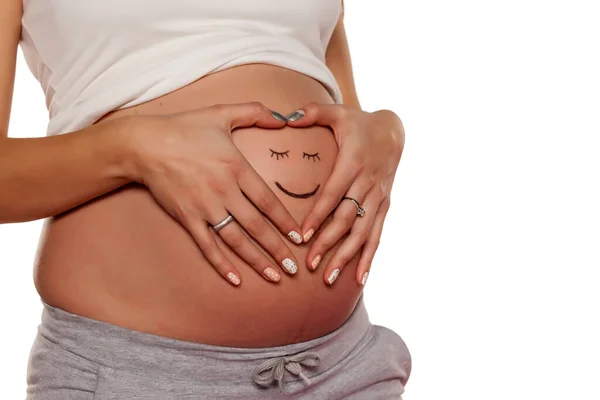 Mulher Grávida Posando Com Rosto Sorridente Seu Estômago — Fotografia de Stock