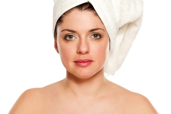 Junge Schöne Frau Mit Handtuch Auf Dem Kopf Auf Weißem — Stockfoto