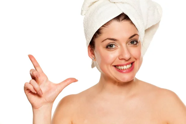 Young Beautiful Woman Towel Her Head White Background Showing Gun — Stock Photo, Image