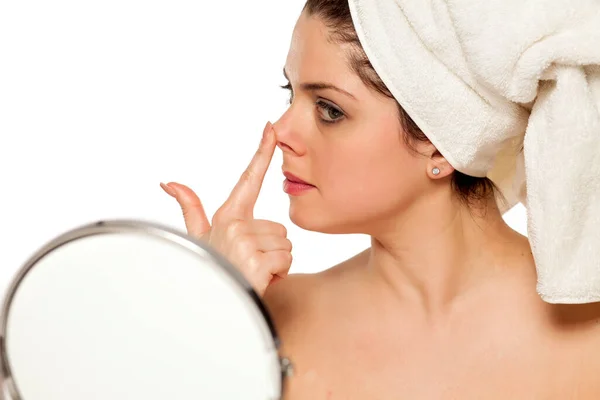 Młoda Piękna Kobieta Ręcznikiem Głowie Białym Tle Sprawdzić Jej Nos — Zdjęcie stockowe