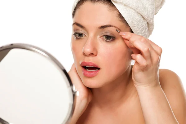 Young Beautiful Woman Towel Her Head Shape Her Eyebrows Tweezers — Stock Photo, Image
